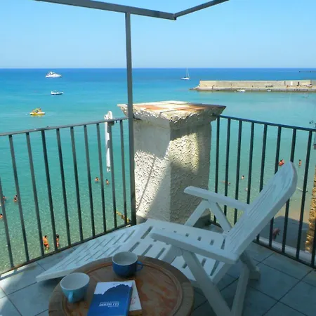 A Charming Studio With Terrace Overlooking The Sea 切法卢